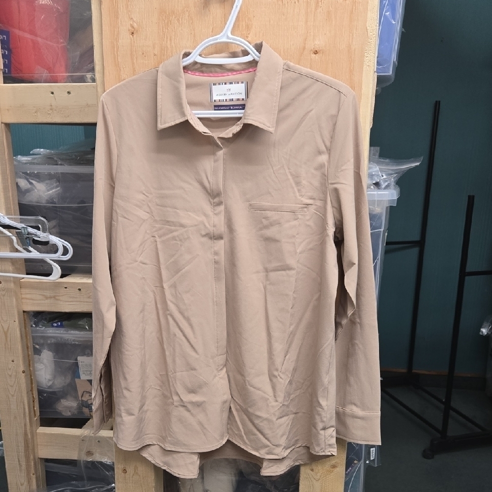Modern Ambition Size M Beige Delightfully Technical Button Down Longsleeve Shirt